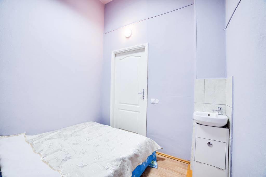 Night & Day Hostel Kiev Bagian luar foto